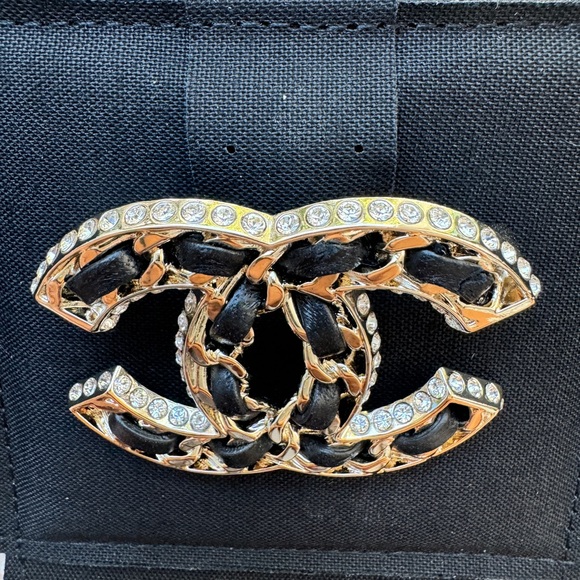 CHANEL 2023 23P GOLDEN GOLD TONE CC LOGO BLACK LEATHER CHAIN CRYSTALS BROOCH PIN - Picture 4 of 10